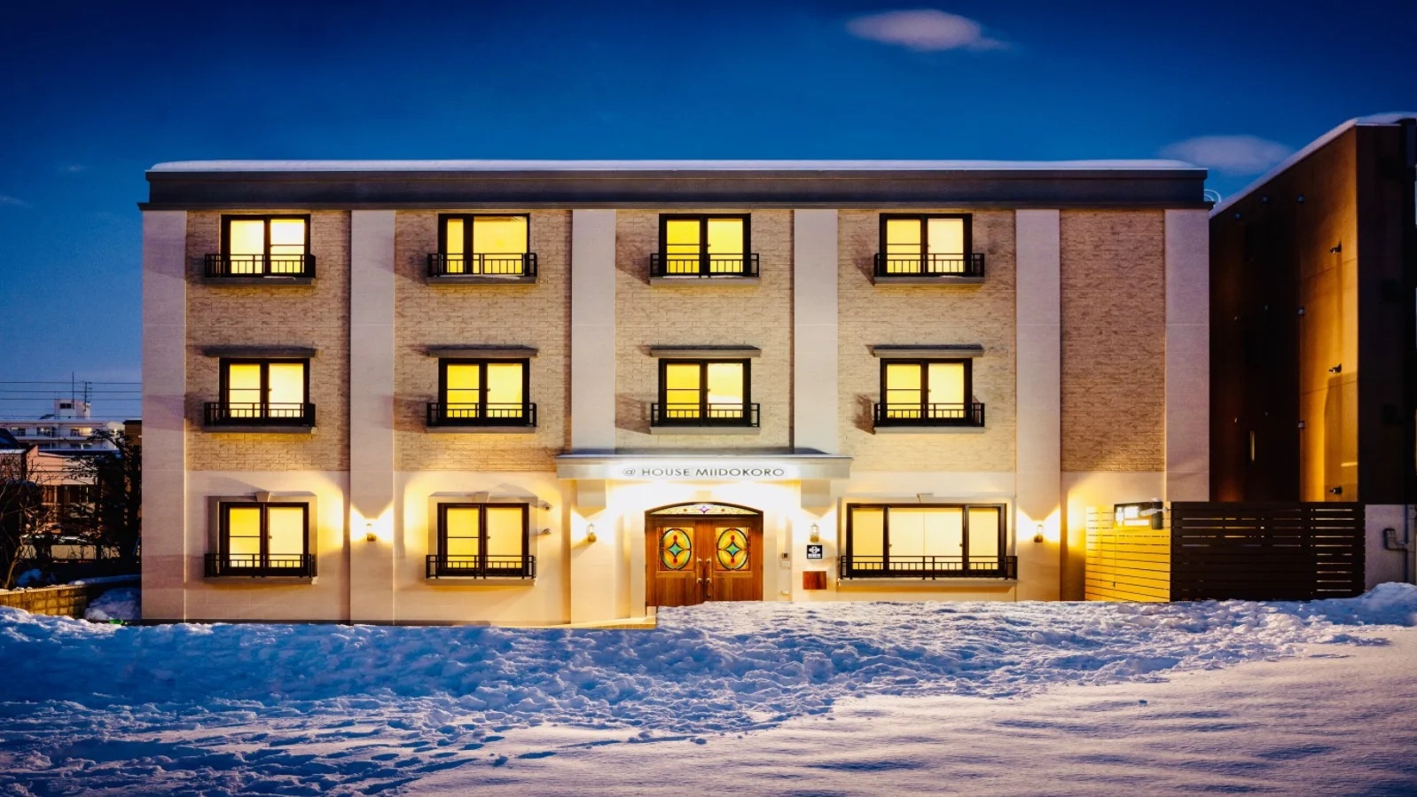 雪季的御居所建築外觀