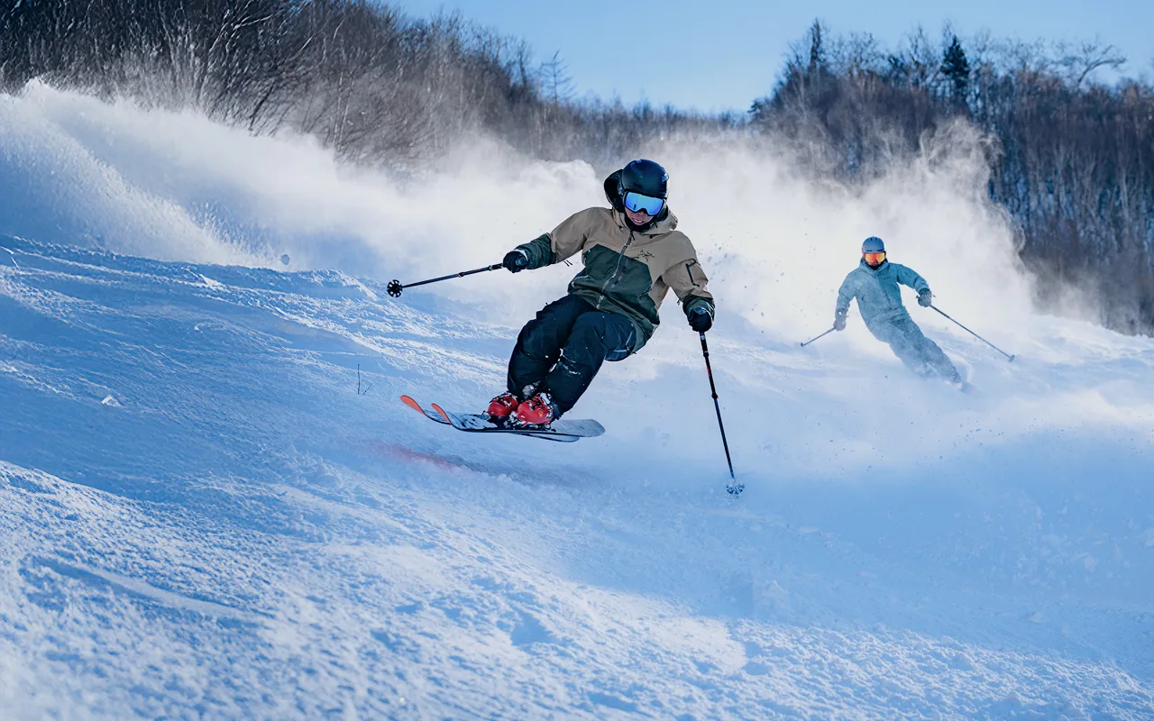 滑雪者在手稻雪道轉彎滑行