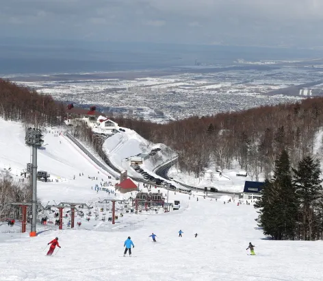札幌手稻 Olympia 雪區的緩坡與滑雪者
