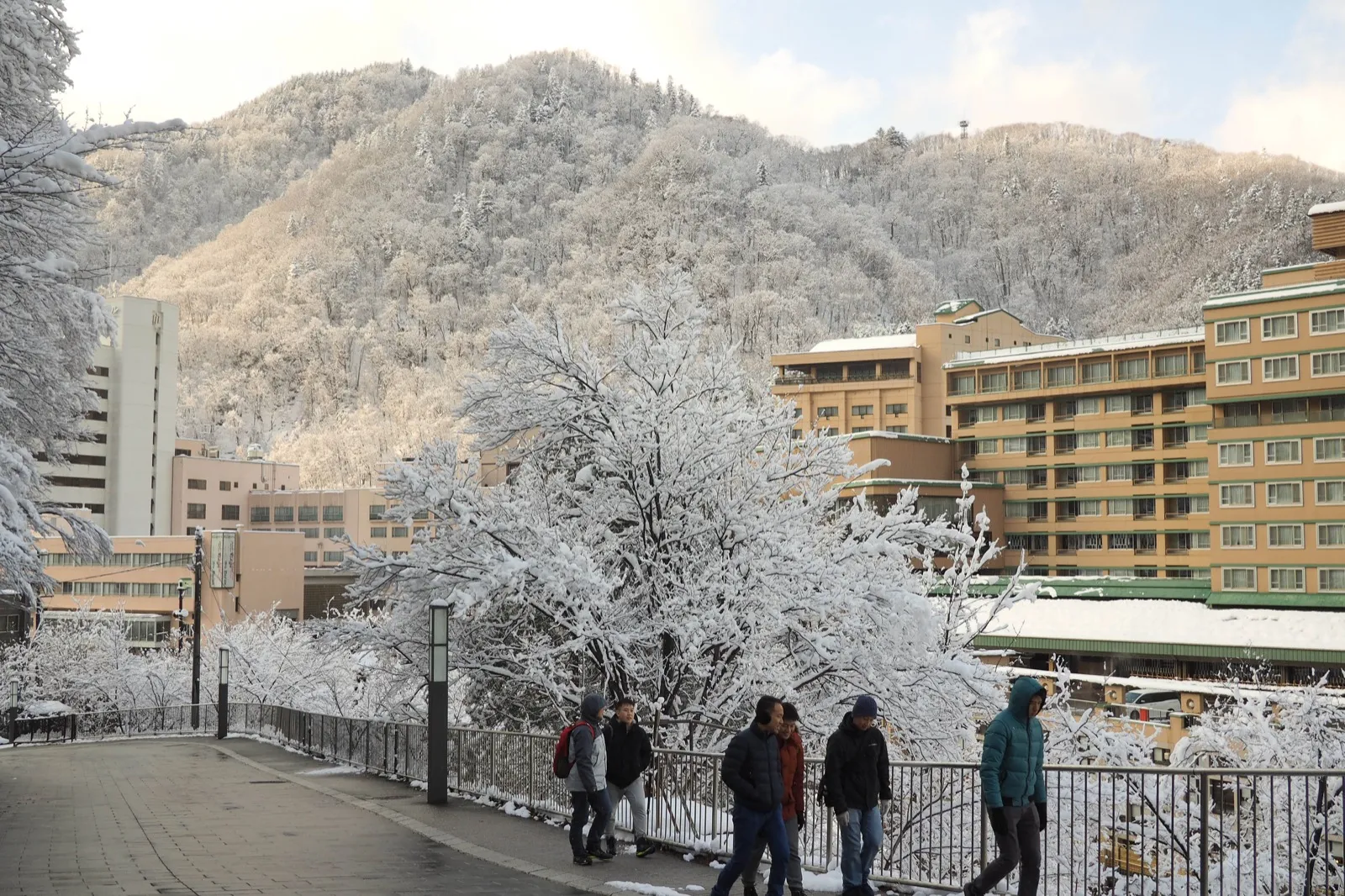 雪後溫泉街飯店與雪山