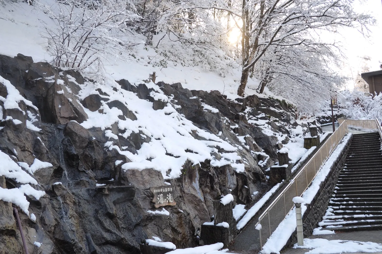 溪谷岩壁與積雪階梯