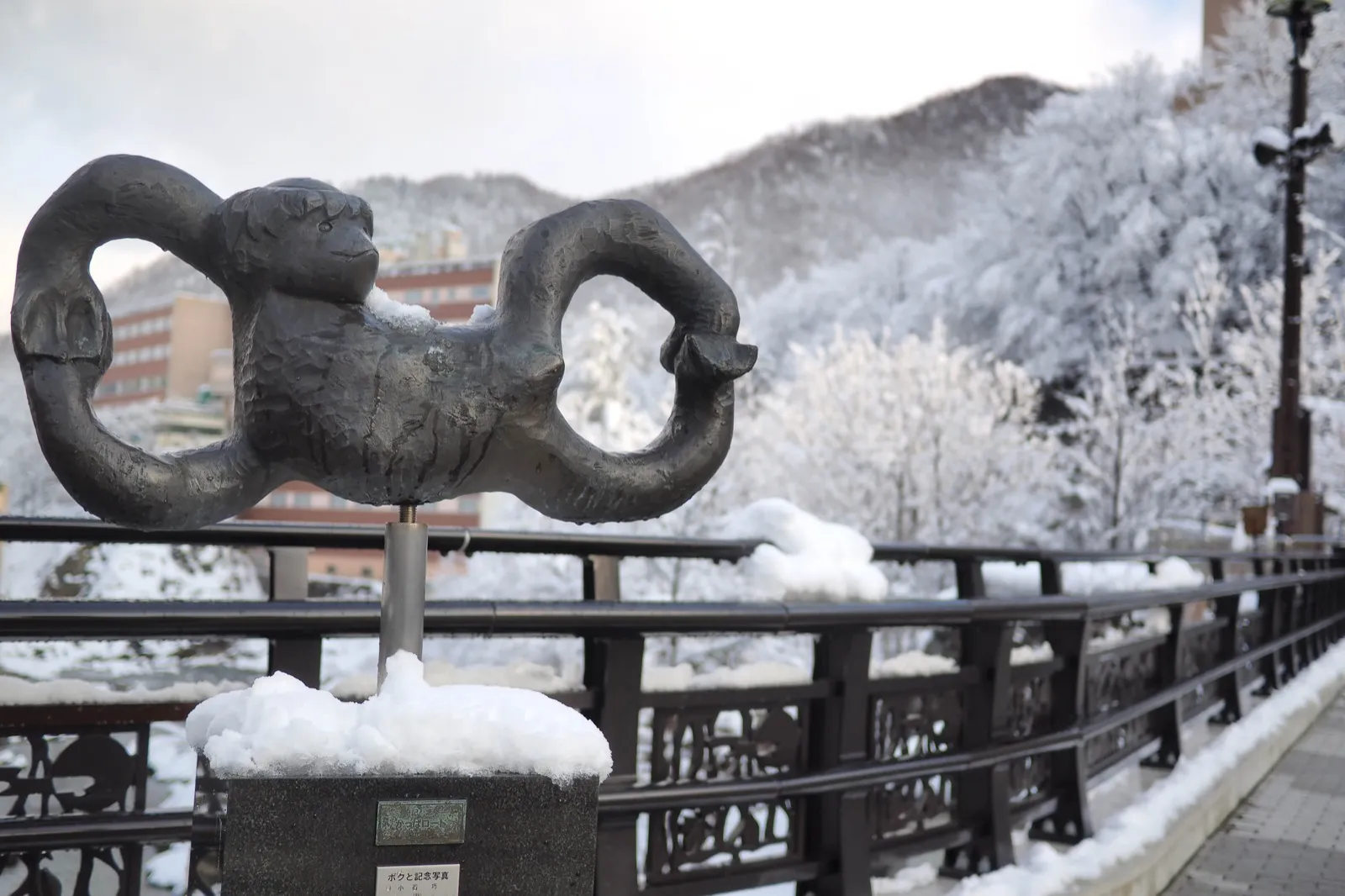 雪中河童雕像與溫泉旅館