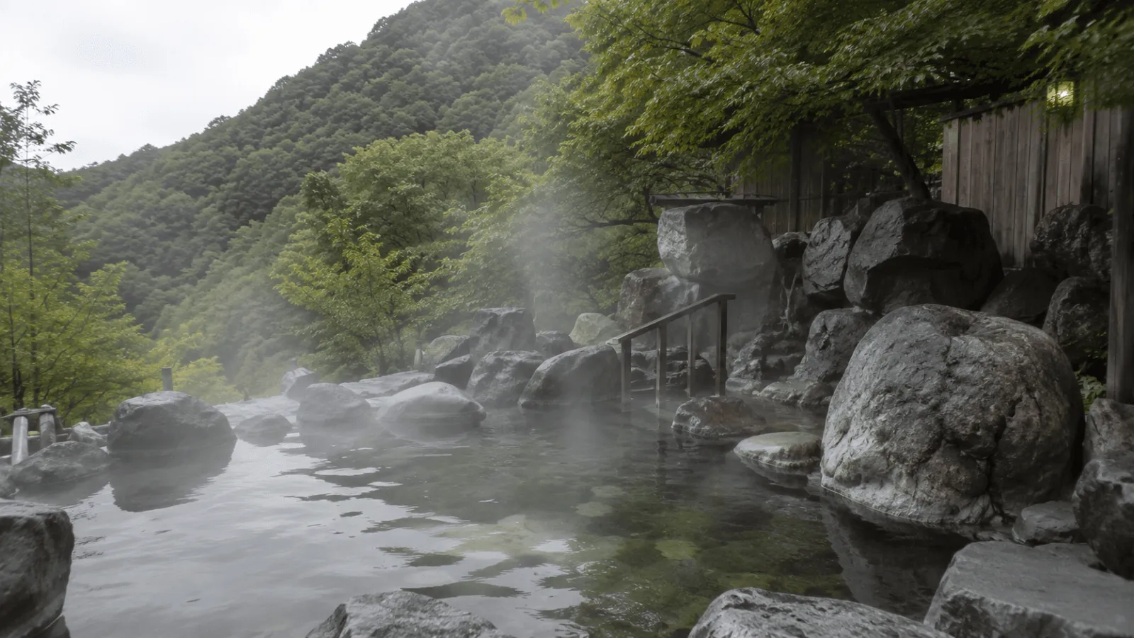 豐平峽溫泉露天岩石浴池與綠山