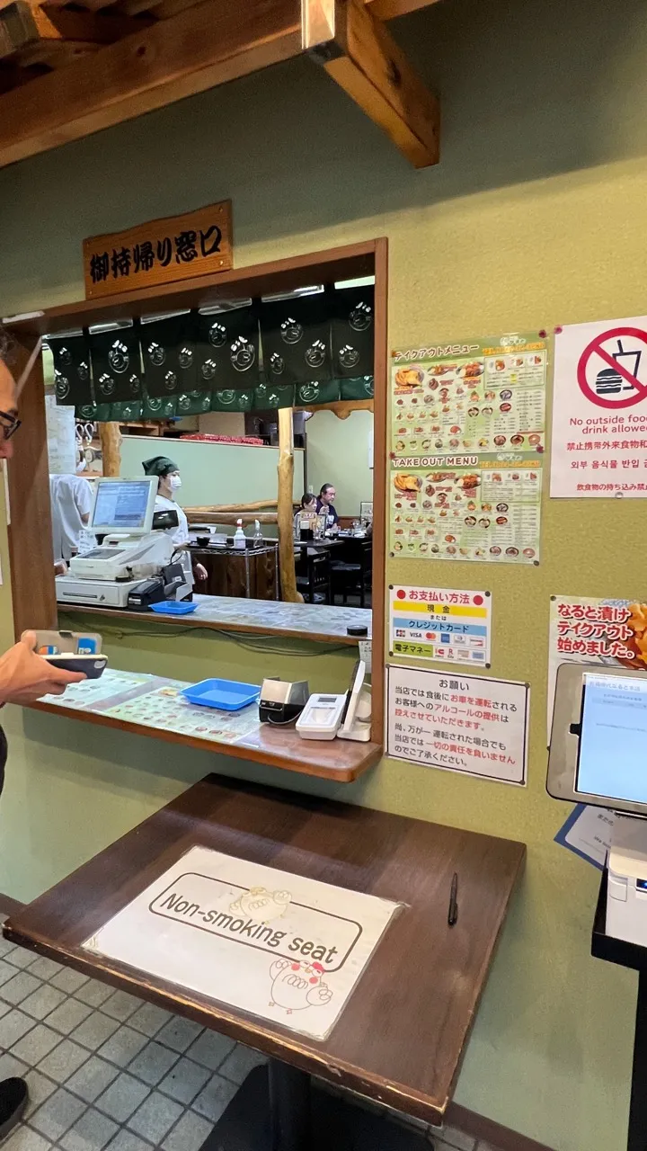 なると本店點餐櫃台與座位入口